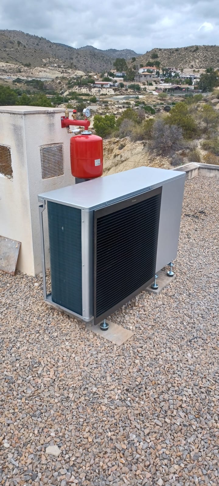 Detalle de aerotermia Daikin EBLA en cubierta
