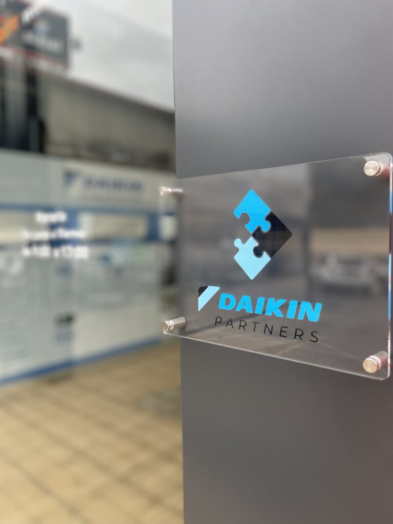 Distintivo Daikin Partners en las instalaciones de Benimestic