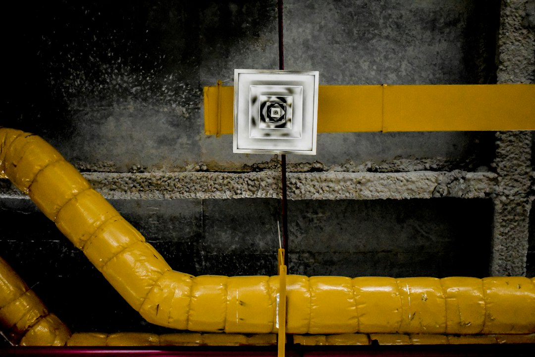 Conductos de ventilación en sala técnica, fotografía ilustrativa