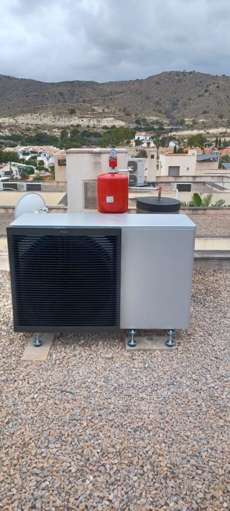 Vista frontal aerotermia Daikin EBLA El Campello