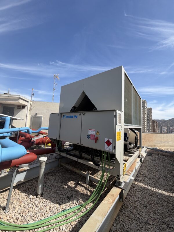 Enfriadora Daikin instalada por Benimestic en el Hotel Sandos Mónaco de Benidorm