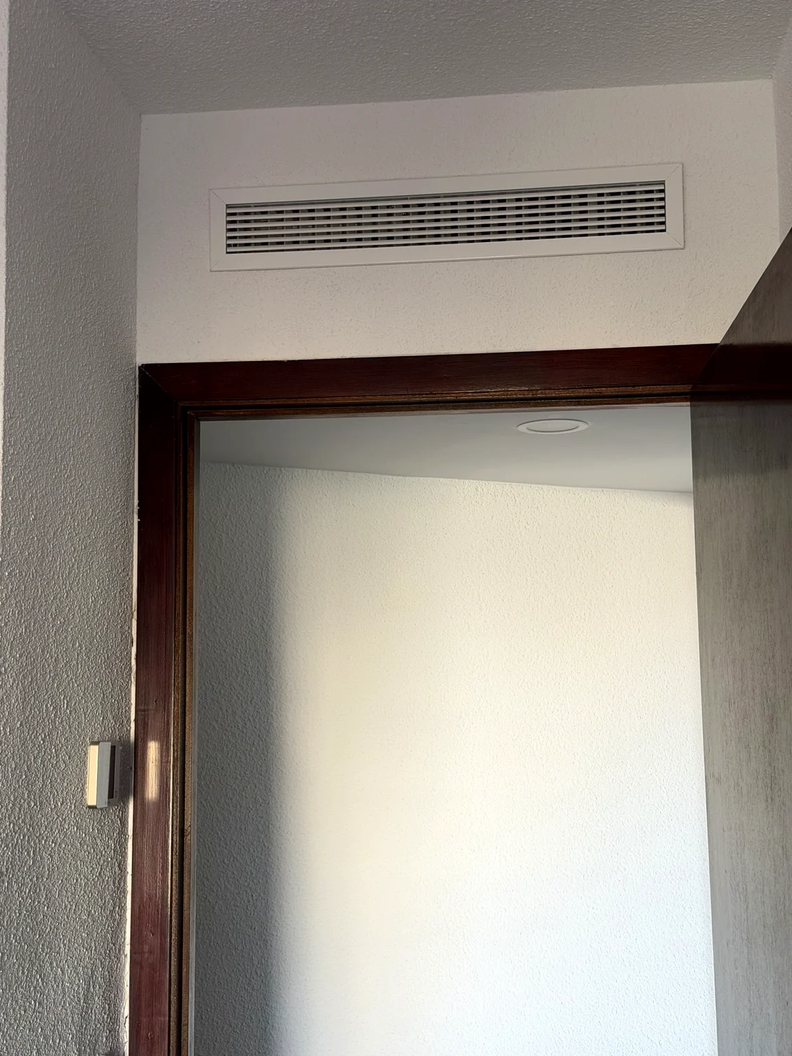 Instalación de conductos y control Airzone en apartamento de Benidorm - imagen 2