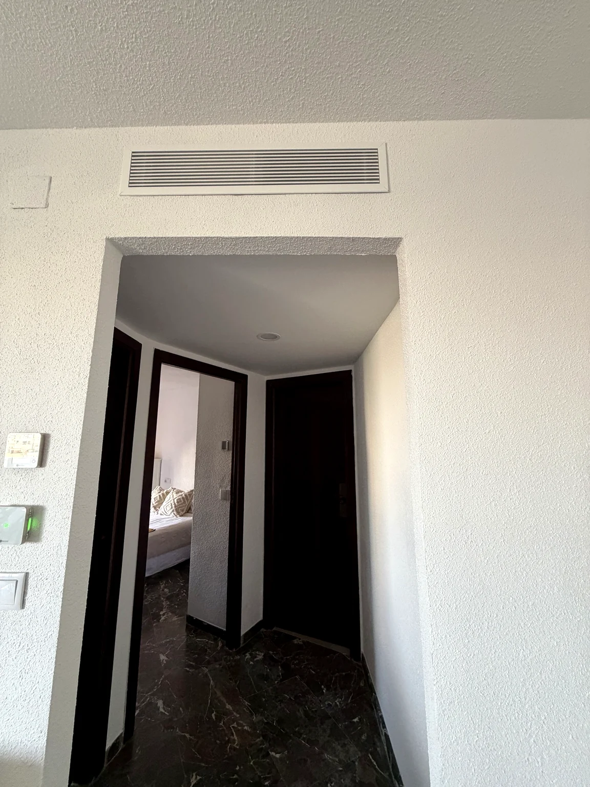 Instalación de conductos y control Airzone en apartamento de Benidorm - imagen 4