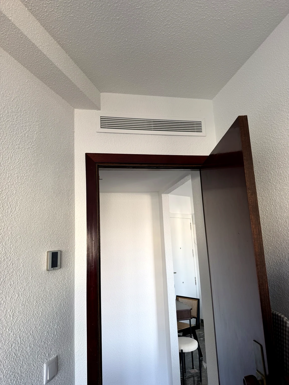 Instalación de conductos y control Airzone en apartamento de Benidorm - imagen 5