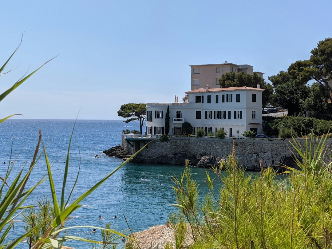 Fotografía ilustrativa de vivienda mediterránea. Denis Dimitrov / Unsplash